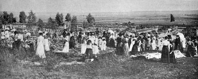 De leden van de Bloemfontein Loyal Womens Guild versieren graven op de Bloemfontein Begraafplaats, illustratie uit The King, 25 mei 1901 door English Photographer